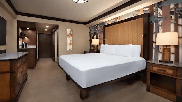 Courtyard View – King Bed